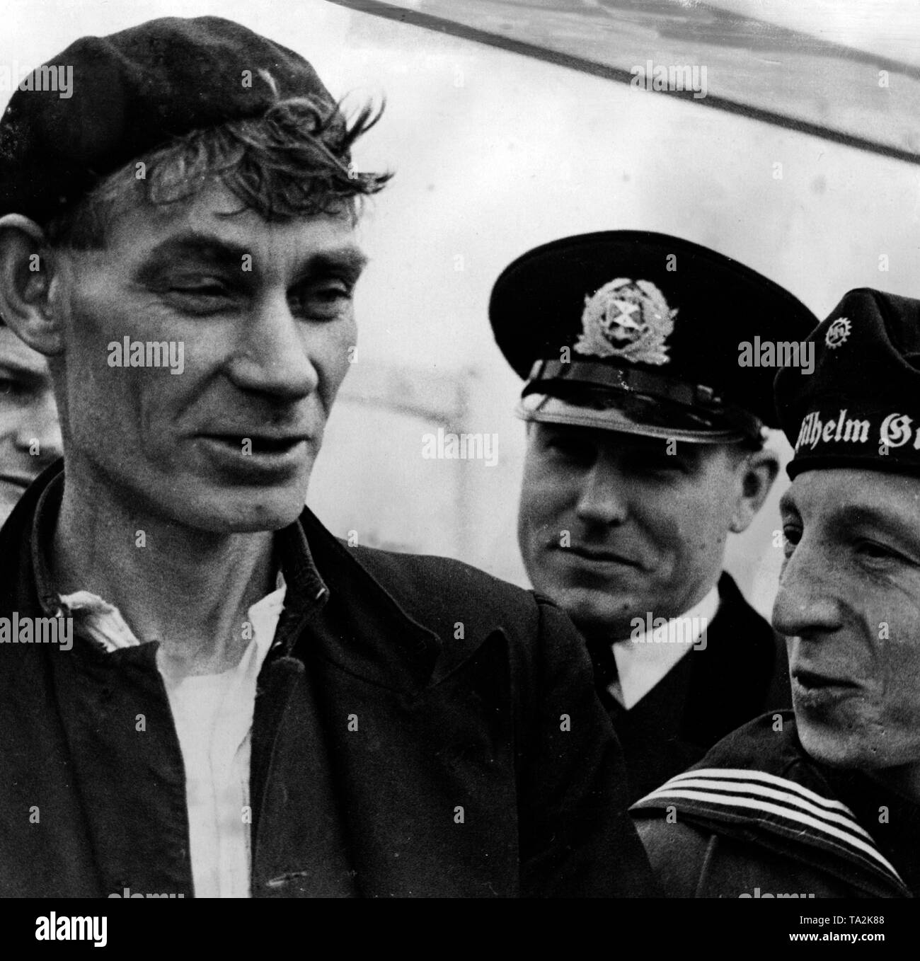 Il naufragio del mercantile inglese 'Pegaway' sono liberati dall'equipaggio della nave KdF " Wilhelm Gustloff ' (destra) 25 miglia fuori l'isola olandese di Terschelling. Qui, a bordo del 'Gustloff'. Foto Stock