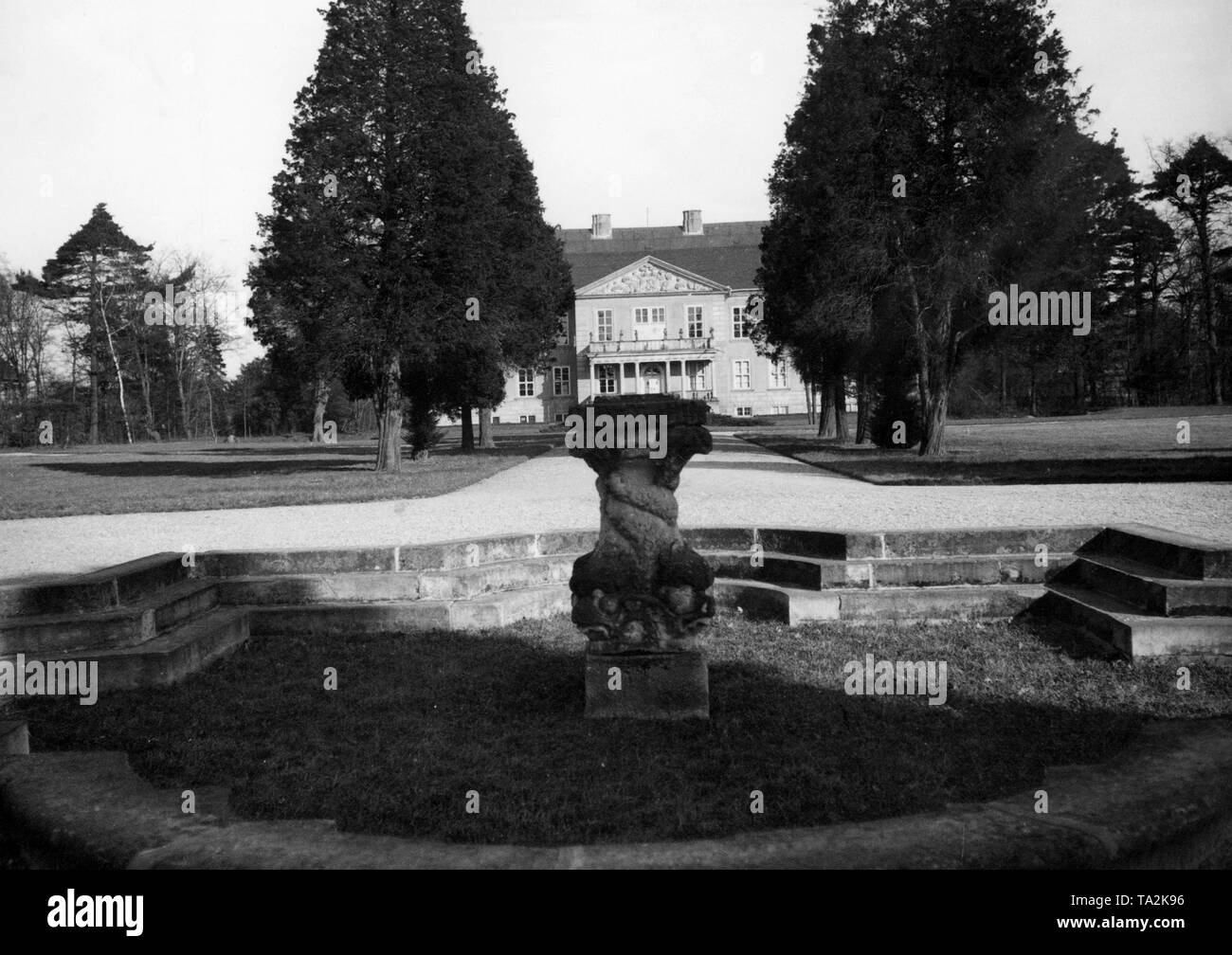 Vista dalla fontana barocca castello Oranienbaum vicino a Dessau, Anhalt, Prussia. Il castello fu costruito nel 1685 dal Principe Johann Georg II di Anhalt-Dessau e appartiene ai quattro case di madre olandese della Real Casa, la casa di Oranien-Nassau. Foto Stock