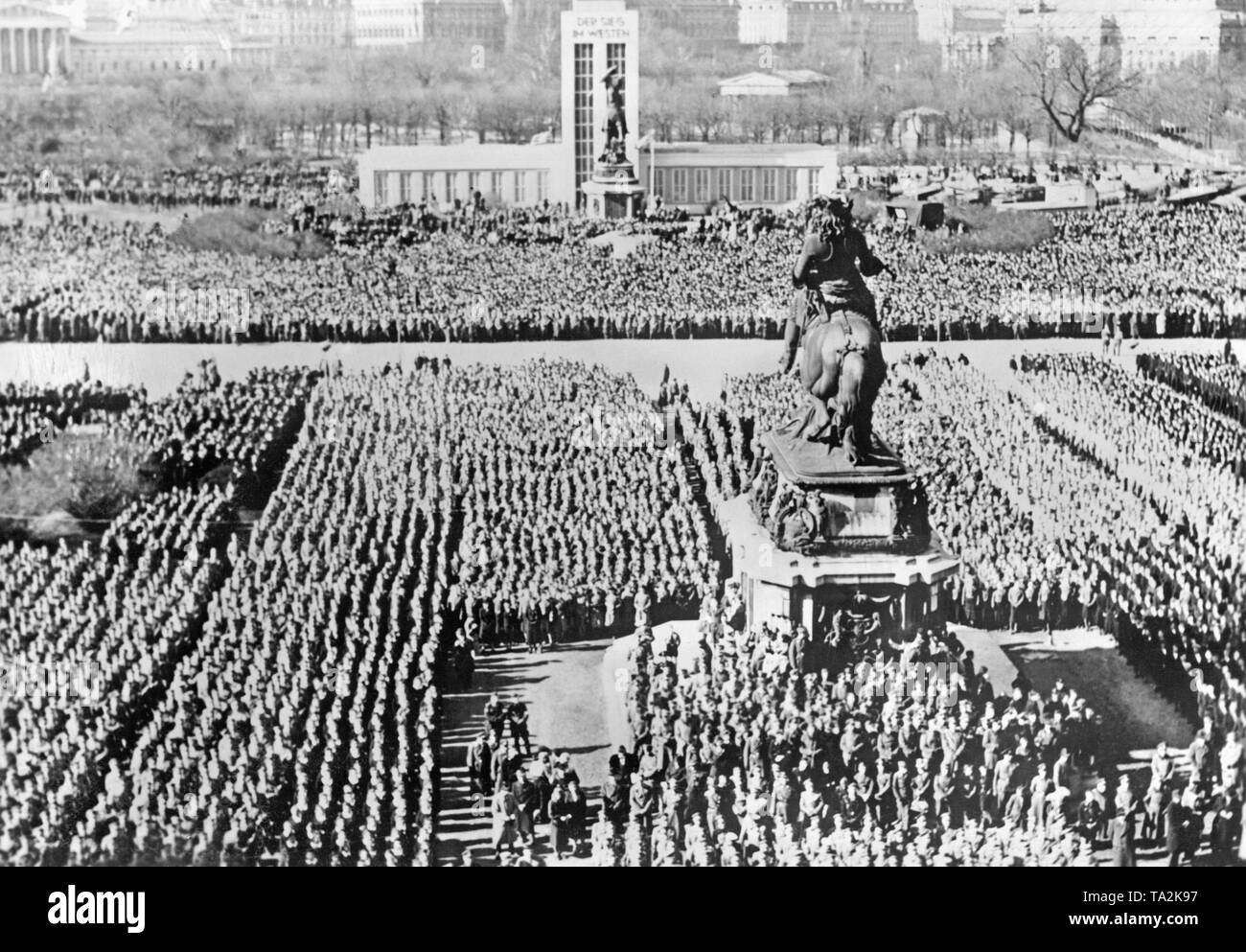 Rally sulla Heldenplatz in occasione del terzo anniversario dell'Anschluss dell'Austria per il Reich tedesco. Foto Stock