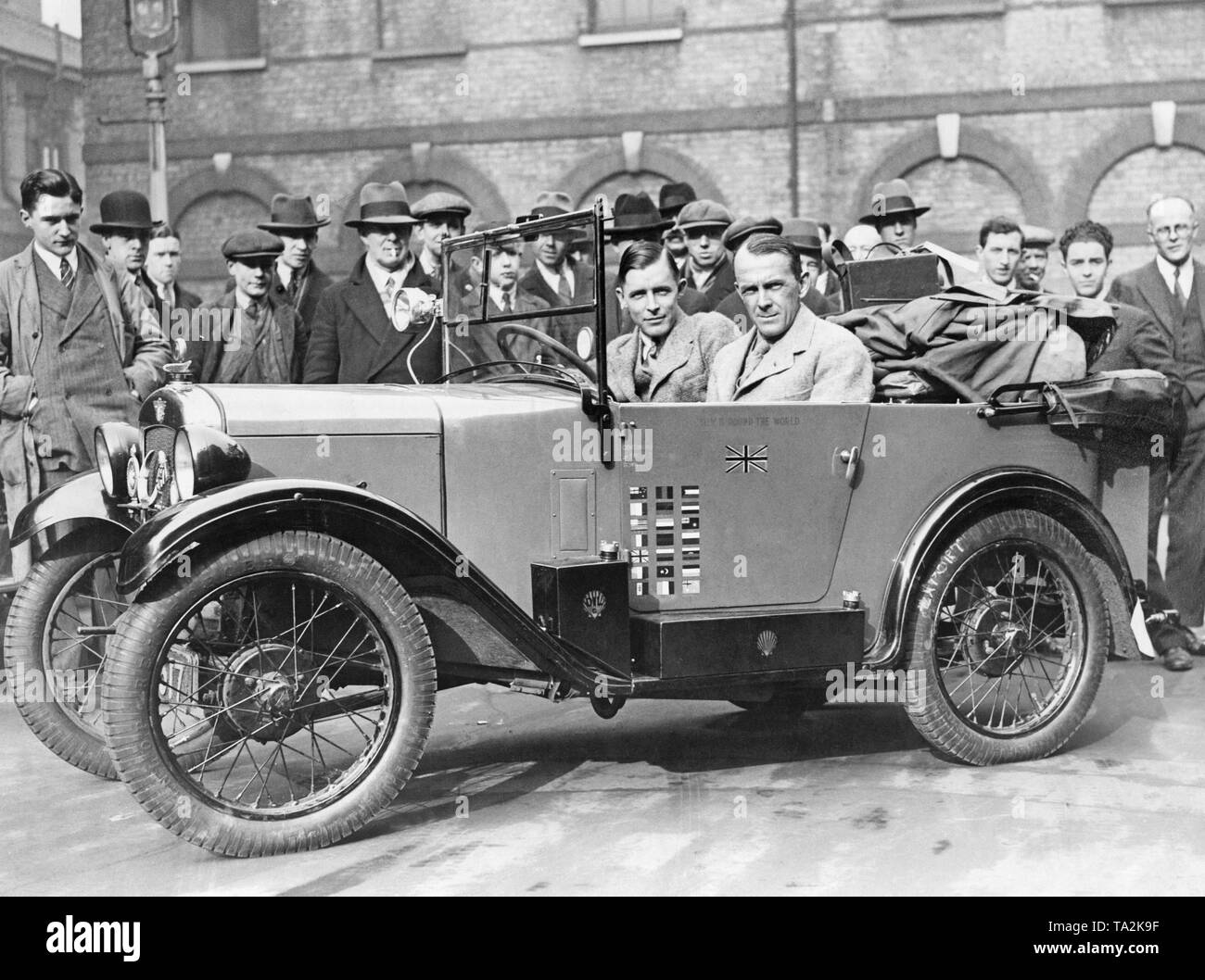 Il nuovo Zealanders Hector MacQuarrie da Auckland (anteriore) e Richard Matthews da Kaitaia circumnavigare il mondo tra il 1928 e il 1931 in una Austin sette. La foto mostra la spedizione a Londra. Foto Stock