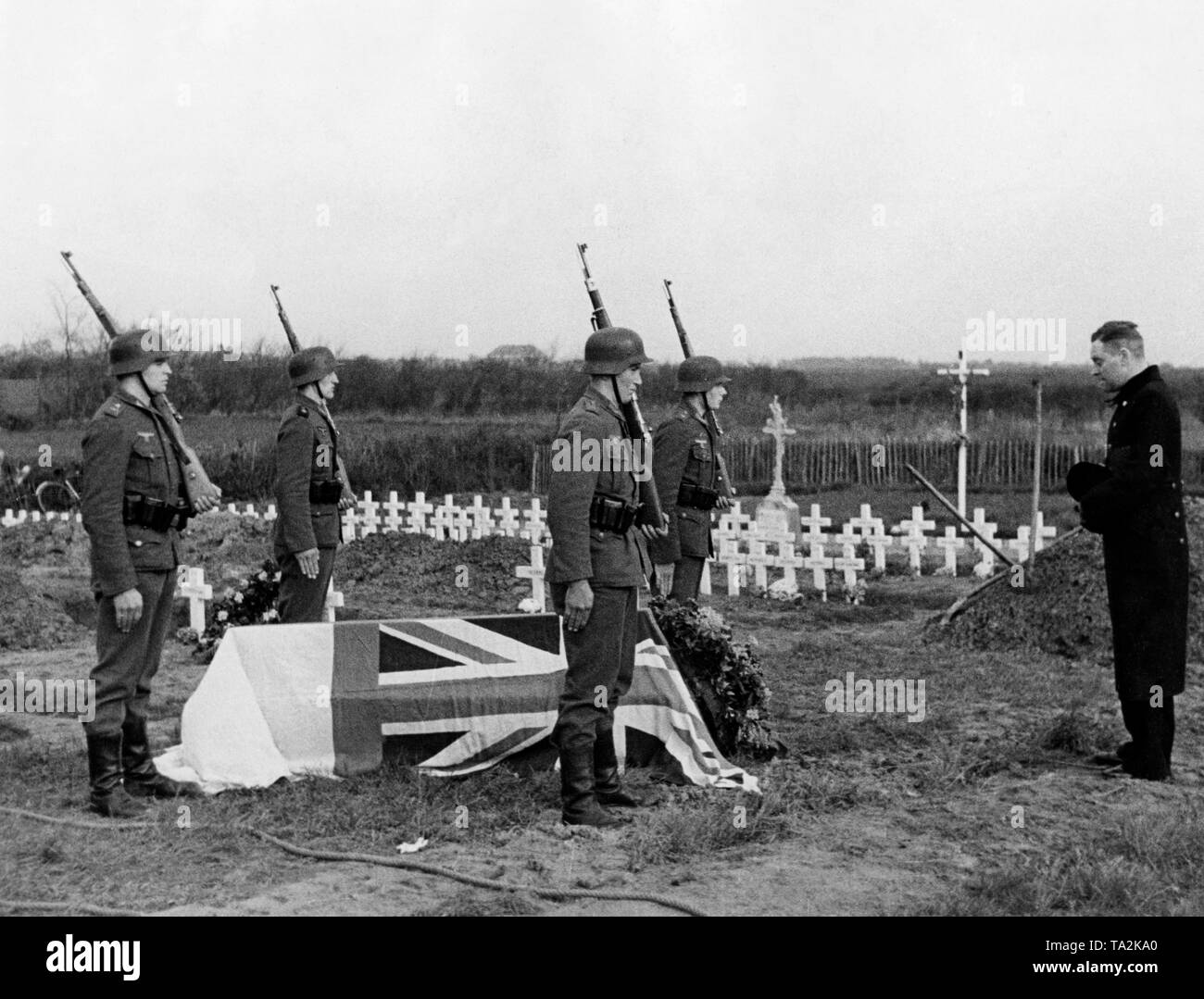 Un ufficiale inglese, che è caduto durante i combattimenti nel nord della Francia e fu sepolto con gli onori militari dal soldato tedesco. A catturato inglese parla di una preghiera. Foto Stock