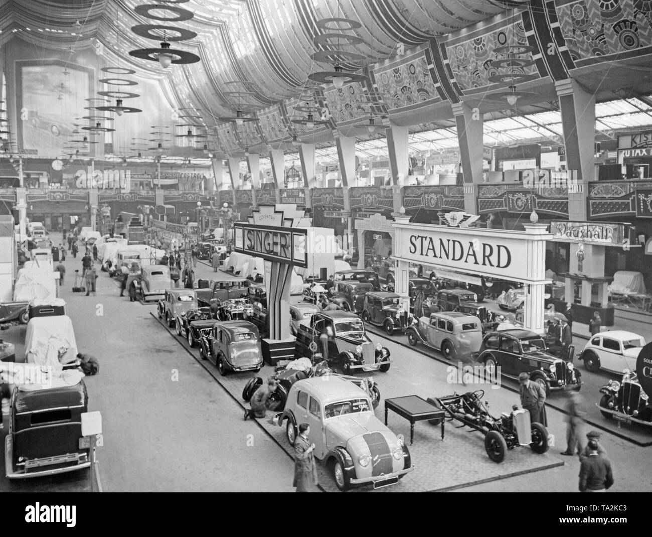 Panoramica di una sala esposizioni del British International Motor Show. Foto Stock