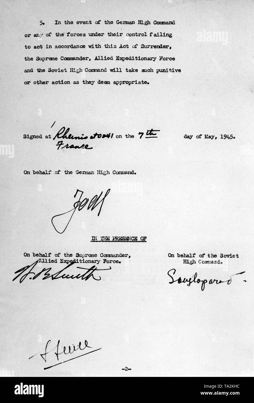 La seconda pagina del documento di consegna della Wehrmacht in Reims, che è stato firmato presso la sede del generale Eisenhower dal generale Jodl a nome della Wehrmacht tedesca. Foto Stock