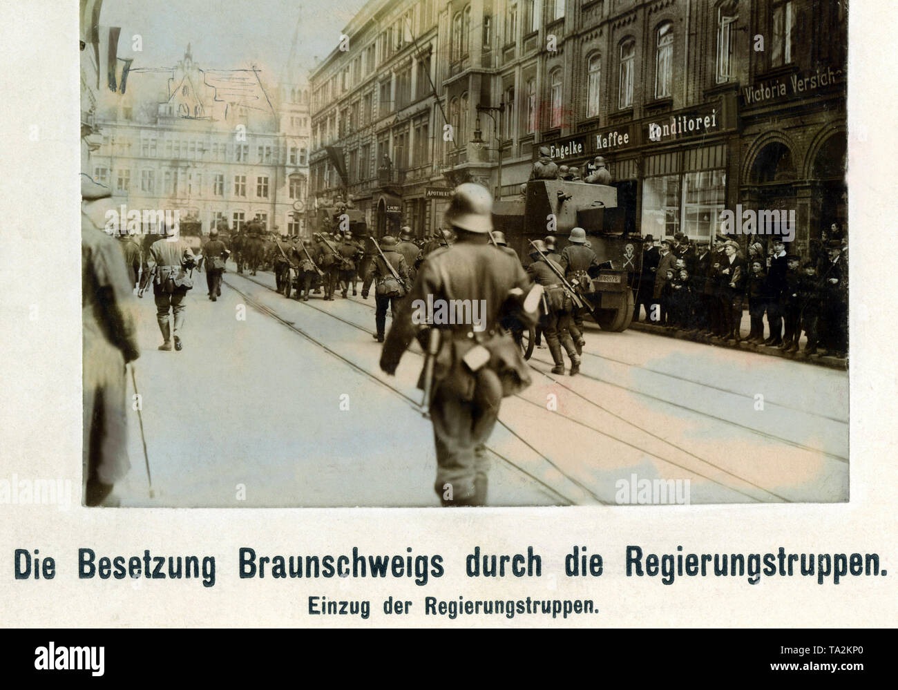 Diverse unità dei Freikorps fine la Repubblica Sovietica di Braunschweig il 17 aprile 1919. Qui un veicolo blindato con unità marciando attraverso la parte interna della città. Foto Stock