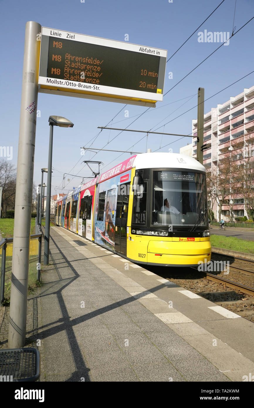 Il tram sul percorso M8 della rete di Berlino, a Mollstrasse stop, Germania. Foto Stock
