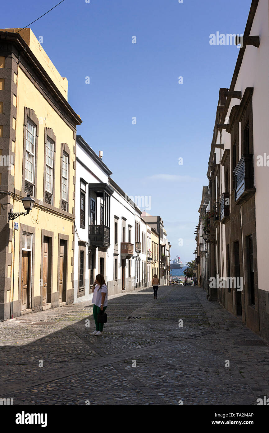 Gran Canaria, Spagna - 11 Marzo 2019: Las Palmas, passanti a piedi giù per la Calle de Los Balcones nella primavera del giorno mattina. Strada pedonale lastricata di s Foto Stock