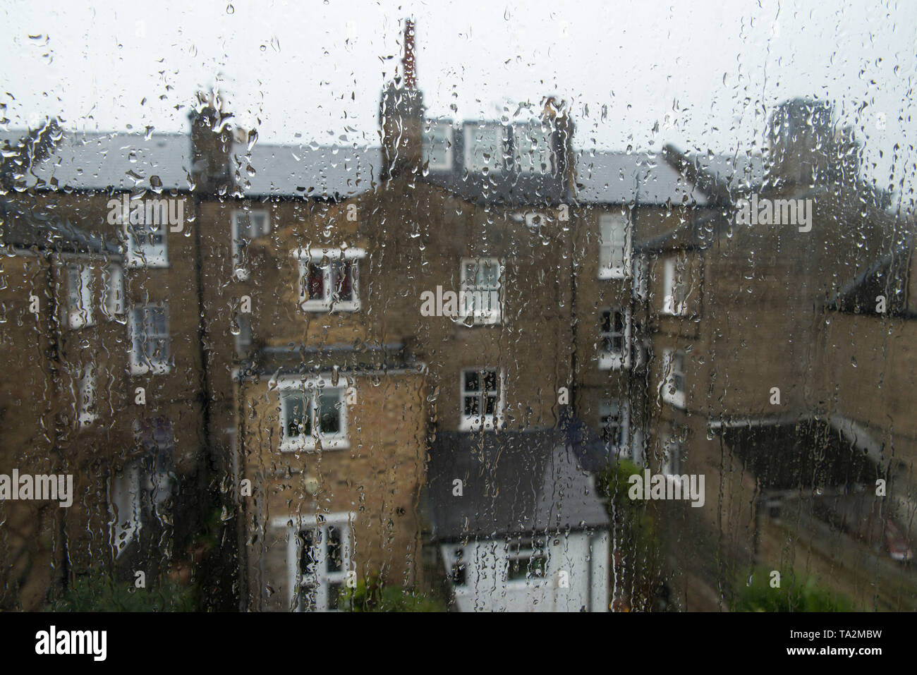 Edifici lungo i binari del treno a ovest di Londra visto da dietro un vetro ricoperto con pioggia, UK/ Regen auf der Fensterscheibe, Londra. Foto Stock