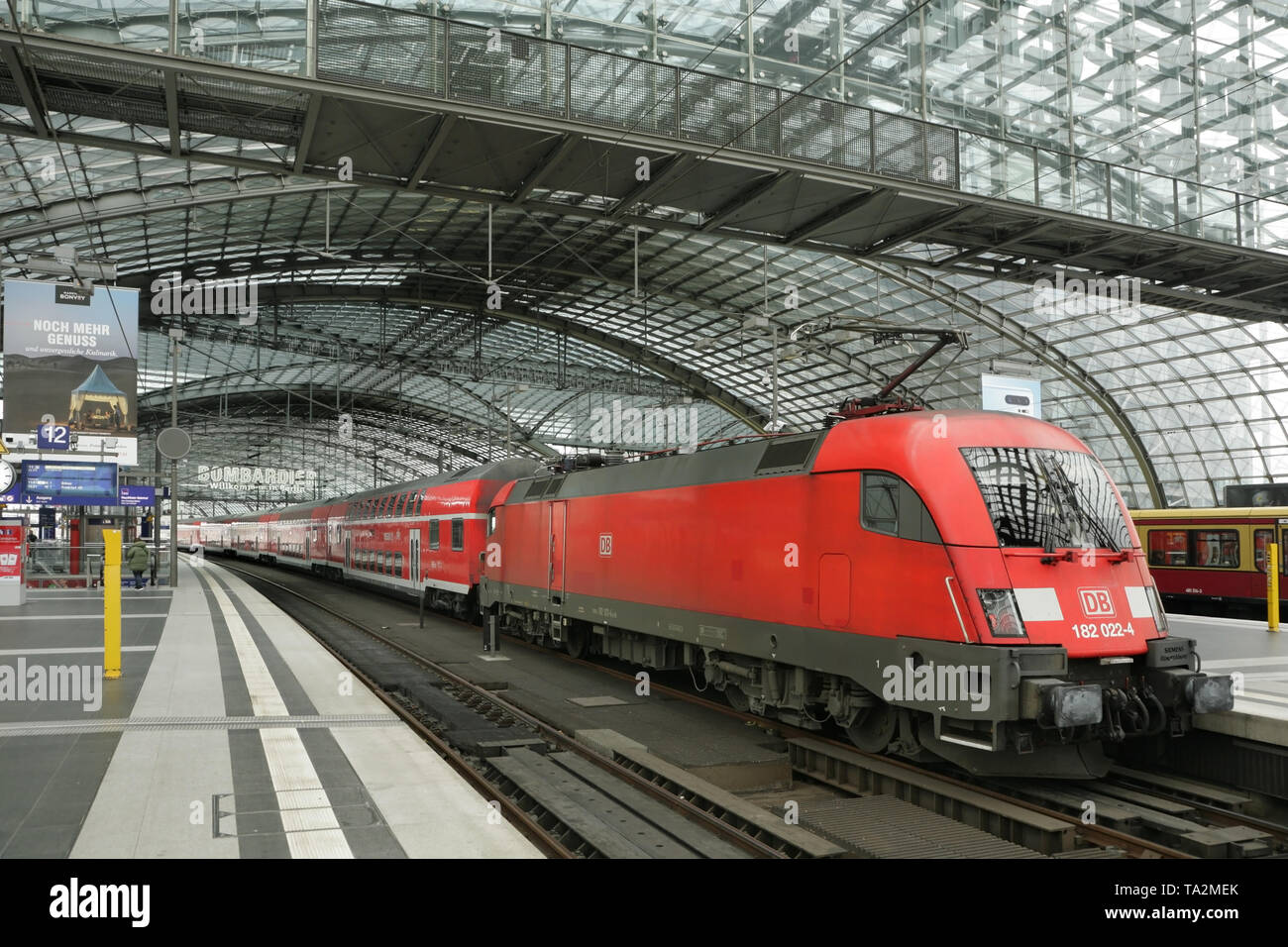 Classe Siemens 182 EuroSprinter locomotore elettrico e il treno alla stazione centrale Hauptbahnhof, Berlino, Germania. Foto Stock