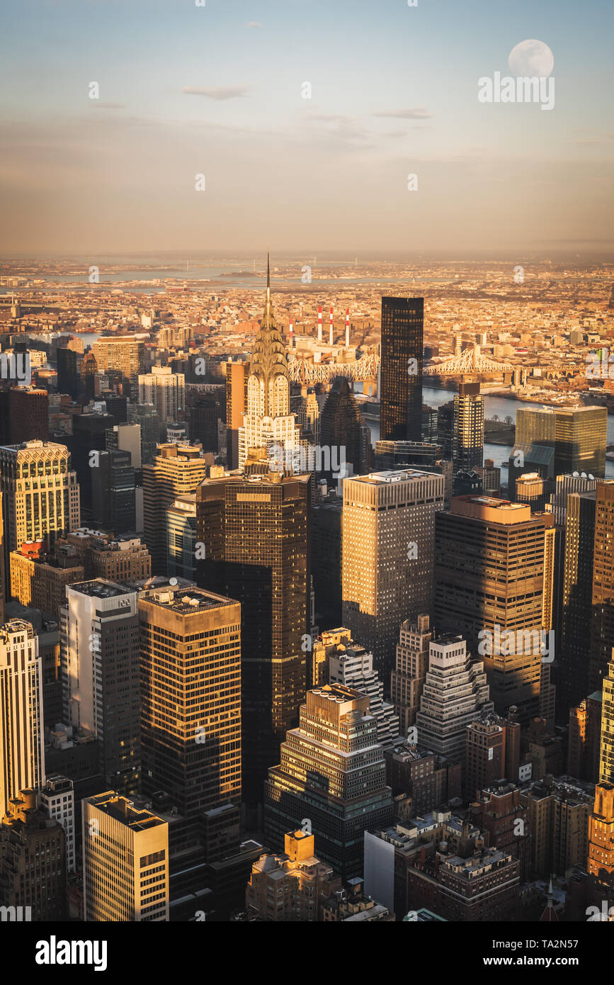 Antenna sul paesaggio urbano di Manhattan al tramonto visto da un alto punto di vista Foto Stock