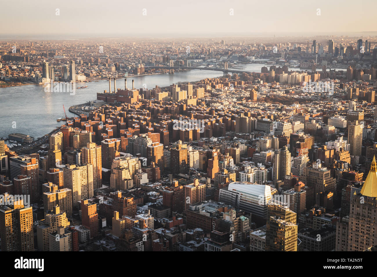 Antenna sul paesaggio di Manhattan al tramonto visto da un alto punto di vista in NYC Foto Stock