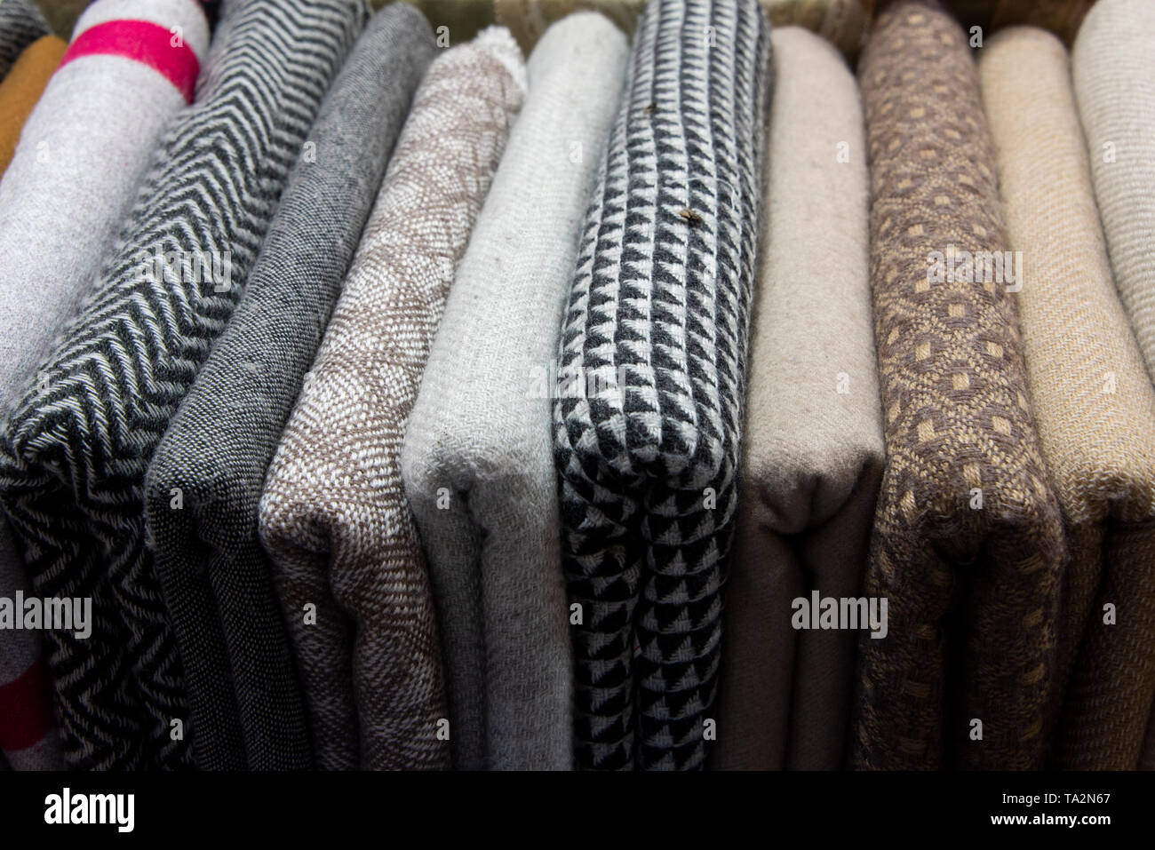 Oman, la città capitale di Muscat, souk Muttrah. Tipica lana pashmina sciarpe sul display alla storica piazza del mercato o souk. Foto Stock