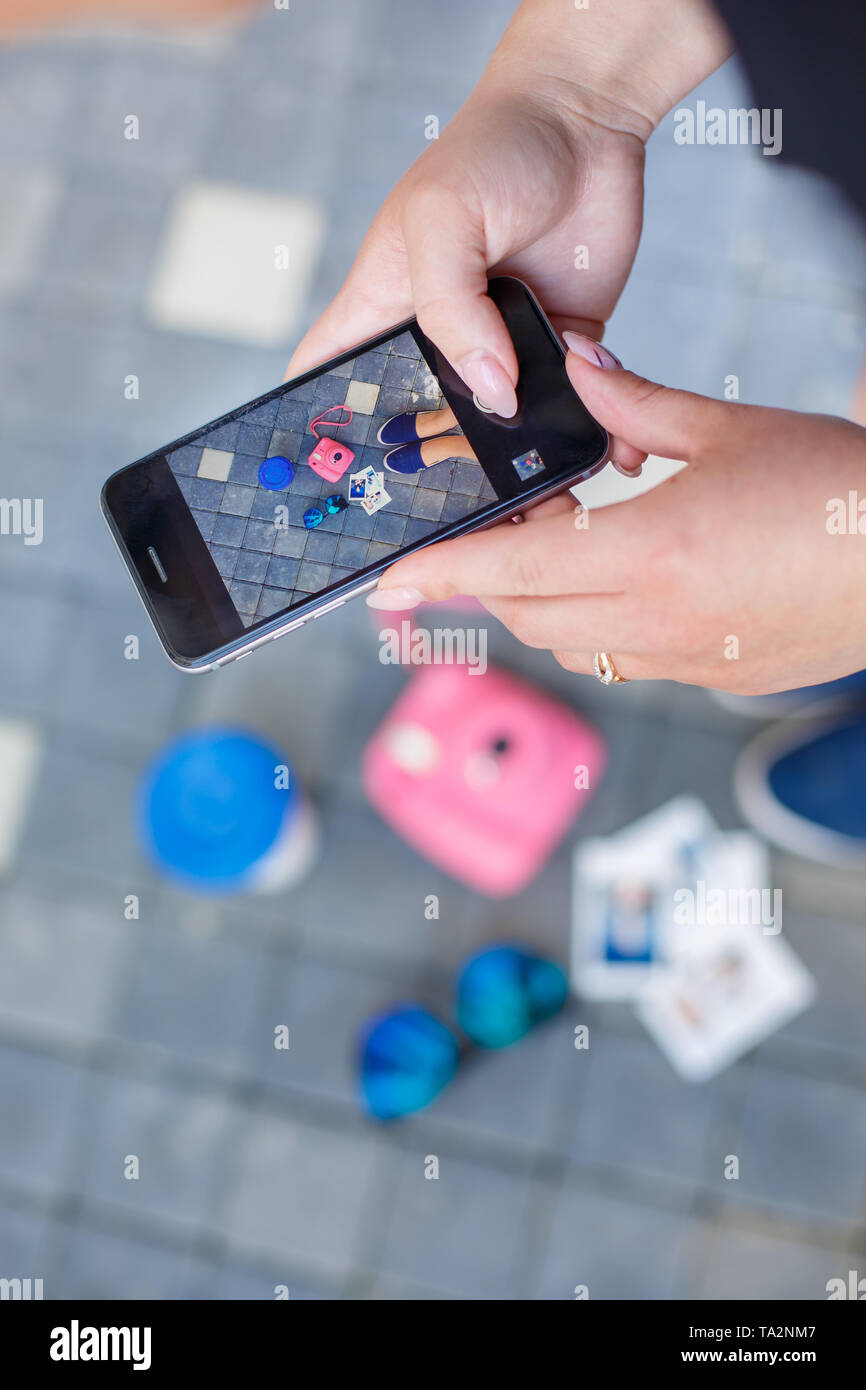 Ragazza con belle fotografie di chiodi sul telefono fletley, fotocamera, foto, occhiali Foto Stock