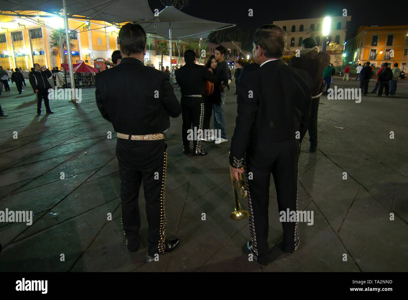 Città del Messico - 2019: Mariachi eseguire per una giovane coppia a Piazza Garibaldi (piazza Garibaldi) su una domenica notte. Foto Stock