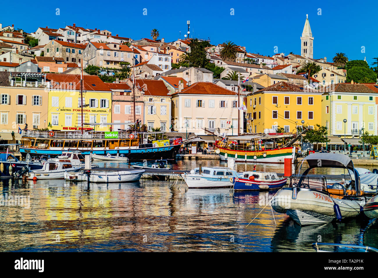 Porto turistico con barche da diporto e case colorate nel centro della città, Mali Losinj, isola di Losinj, Croazia. Maggio 2017. Foto Stock
