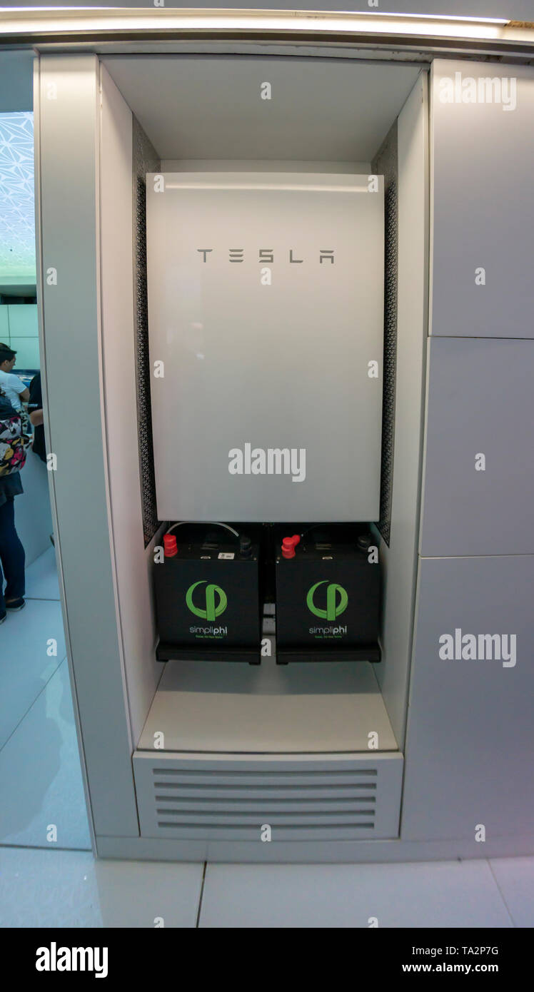 Tesla e Simpliphi marca di immagazzinamento di potenza nella dimostrazione FutureHAUS home in New York Sabato 11 Maggio, 2019. FutureHAUS è un prefabbricato sperimentale home creata dalla Virginia Tech Center per la ricerca di Design. È stato sul display in Times Square a New York durante la settimana NYCxDESIGN. (Â© Richard B. Levine) Foto Stock