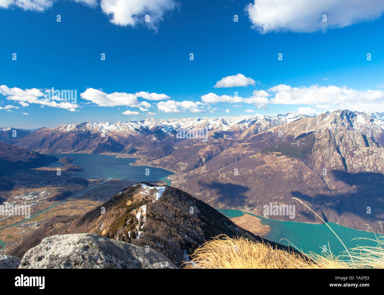 Vista panoramica del lago di Como e Valchiavenna dal Monte Brusada, Alpi Retiche, provincia di Sondrio, Bassa Valtellina, Lombardia, Italia Foto Stock