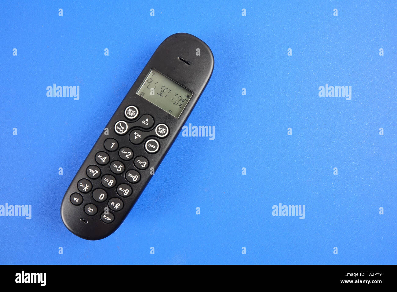 Vista superiore del telefono cordless su sfondo blu. Foto Stock