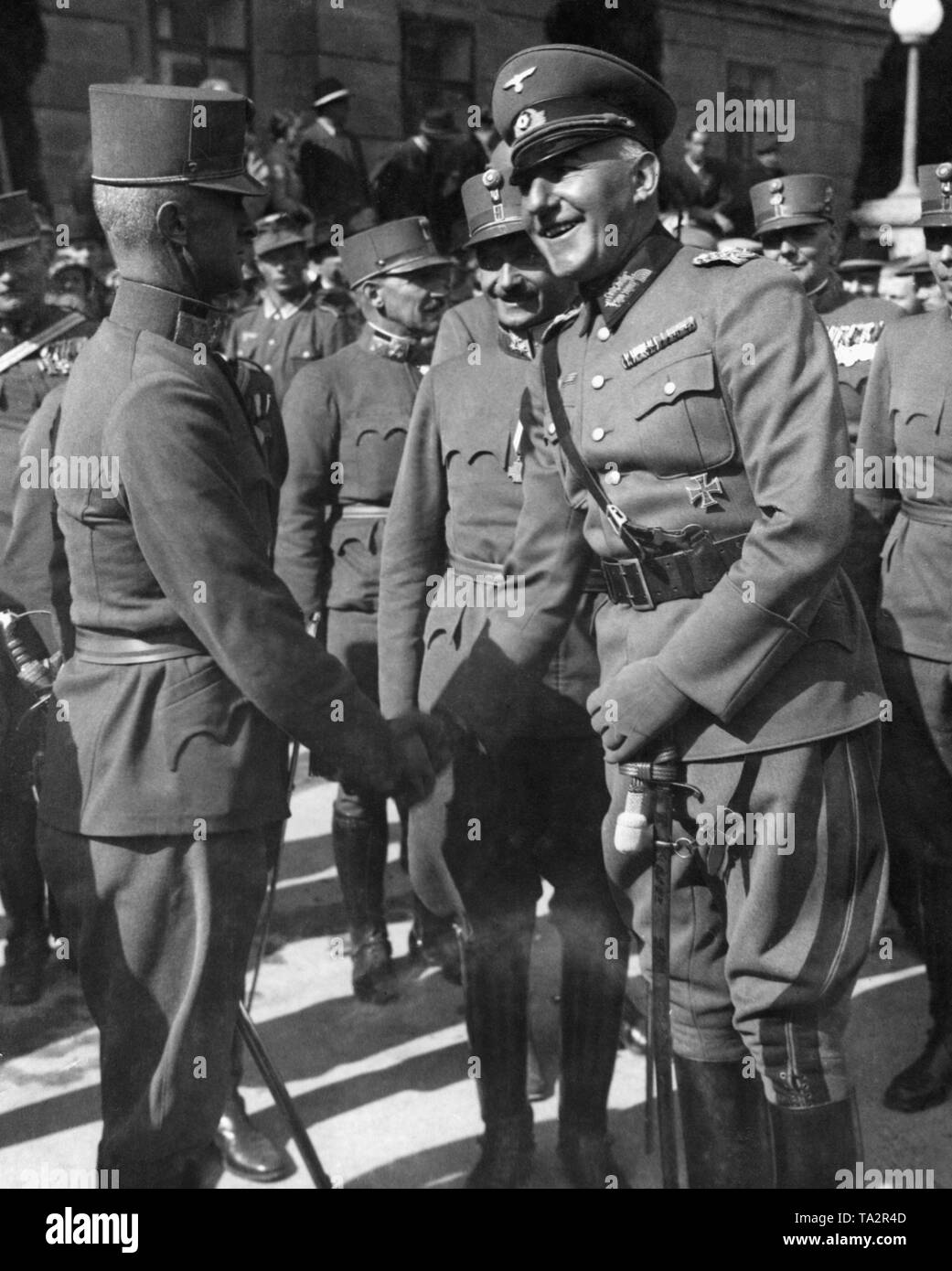 Il tedesco Tenente Generale Heinrich Doehla accoglie favorevolmente i funzionari austriaci. Come parte dell'annessione dell'Austria per il Reich tedesco, il Tiroler Jaeger-Regiment è giurato in Innsbruck. In mezzo, il Colonnello Egelseer. Foto Stock