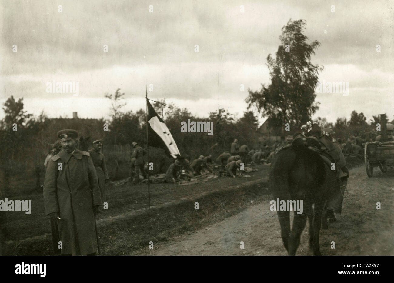Sulla sinistra, funzionari bielorussi del cosiddetto Occidente Esercito di Liberazione Russo. I soldati dei Freikorps "Divisione di ferro" lottato insieme con questo esercito russo contro i bolscevichi. Foto Stock
