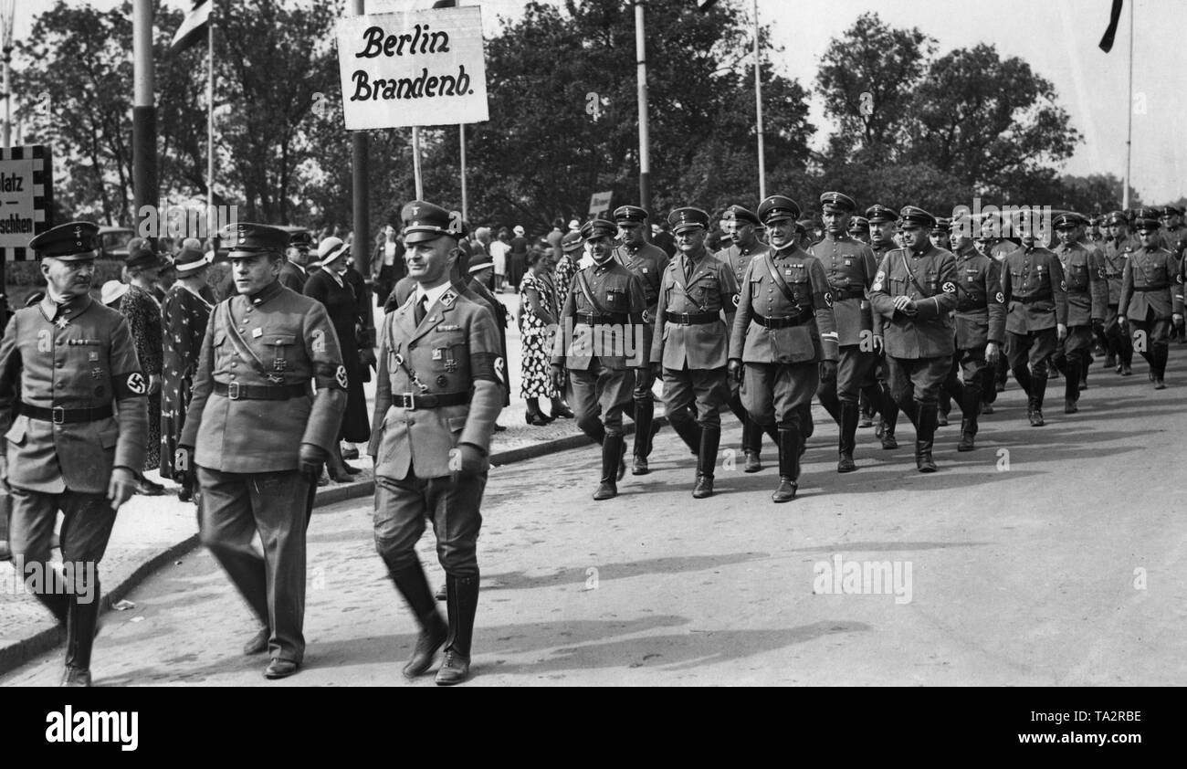 L'Associazione Nazionale di Berlino-Brandeburgo il Stahlhelm marche per un centro civico, presumibilmente durante il Terzo Reich leadership meeting a Magdeburg. Foto Stock