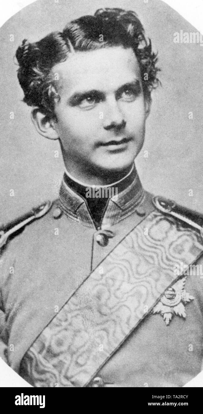 Questa fotografia mostra Ludwig II nel funzionario bavarese uniforme come principe ereditario, un anno prima della sua acquisizione. Dopo la sua deposizione su Giugno 9, 1886, suo zio Luitpold ha assunto, come Principe Reggente, gli affari governativi del Regno bavarese. Grazie per la sua attività come costruttore di molti ben noti castelli bavaresi, Re Ludwig II ha ricevuto il soprannome di "fiaba re". Foto Stock