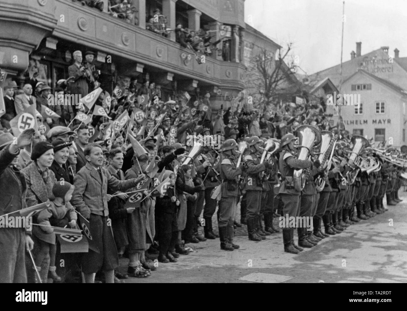 Marzo-in delle truppe tedesche in Kufstein durante l'annessione dell'Austria per il Reich tedesco. Il reggimento di fanteria 61 è accolto dalla popolazione con una musica-band. Foto Stock