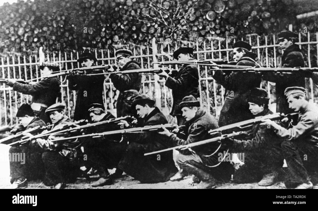 I membri del cosiddetto "guardie rosse' durante una pratica di sparo. Foto Stock