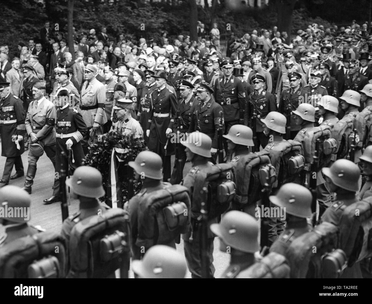 Adolf Hitler durante il funerale di Ludwig von Schroeder al invalidi' cimitero di Berlino. Proprio accanto a Hitler è Erich Raeder. In seconda fila, Wilhelm Brueckner e Julius Schaub. Foto Stock