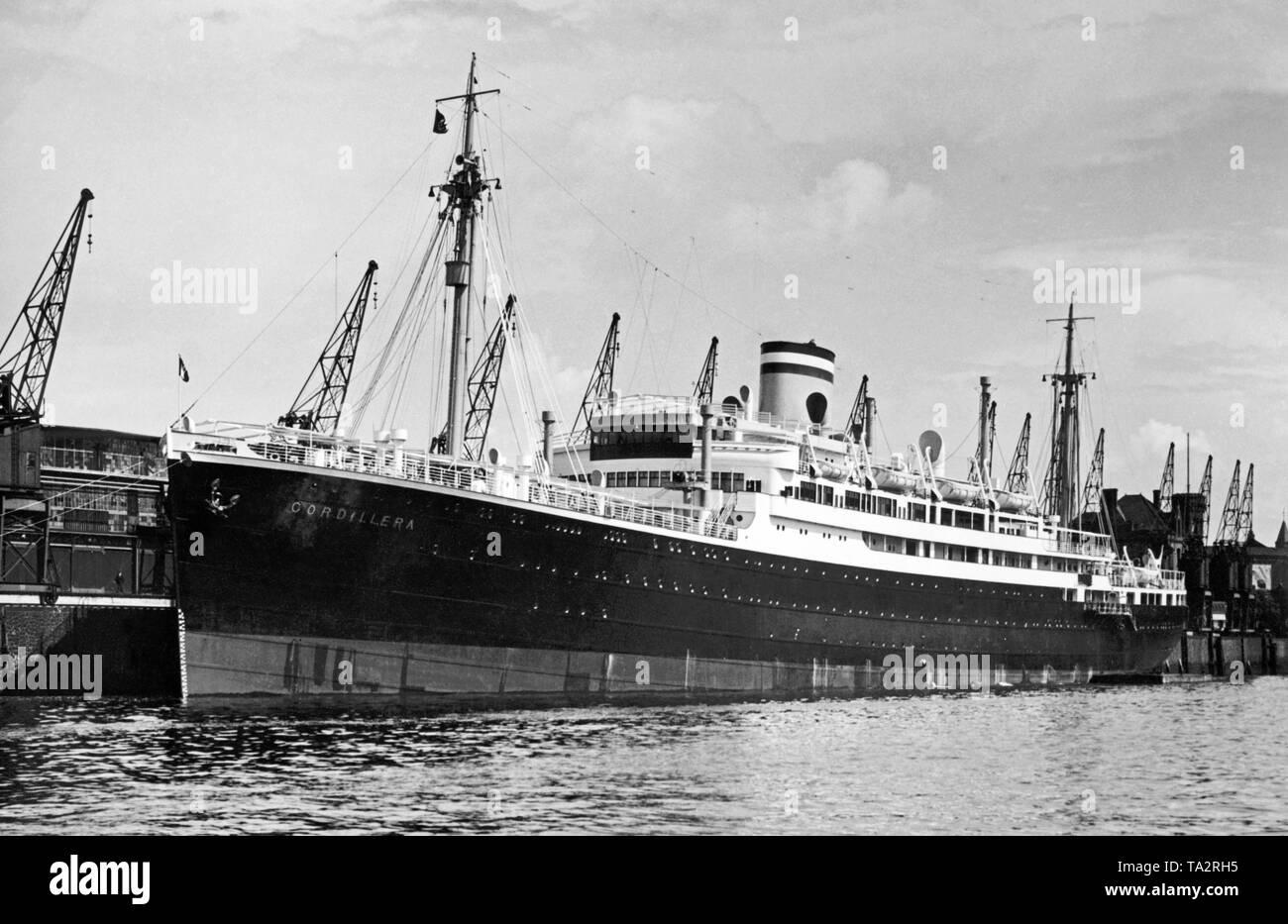 La nave passeggeri "Cordillera' del Hamburg-Amerika Linie (HAPAG) è ormeggiata in banchina. Il 'Cordillera' azionato principalmente sulle rotte per l'America centrale. Foto Stock