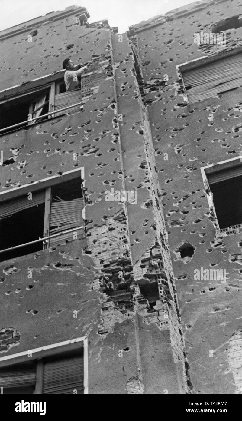 Foto di leggera e pesante calibered fori di proiettile sulla facciata di una casa in Oviedo scatterà dalla mitragliatrice e artiglieria nel 1938. Foto Stock