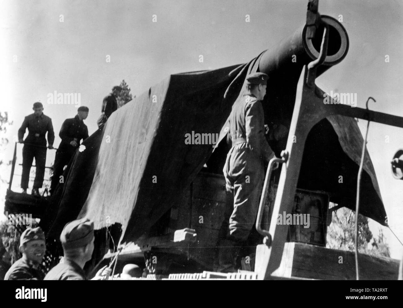 I soldati tedeschi camuffare la ferrovia pistola 28-cm-Kanone 5 (E), che spara al circondato città. Foto di Propaganda Company (PK): SS corrispondente di guerra Raudies. Foto Stock