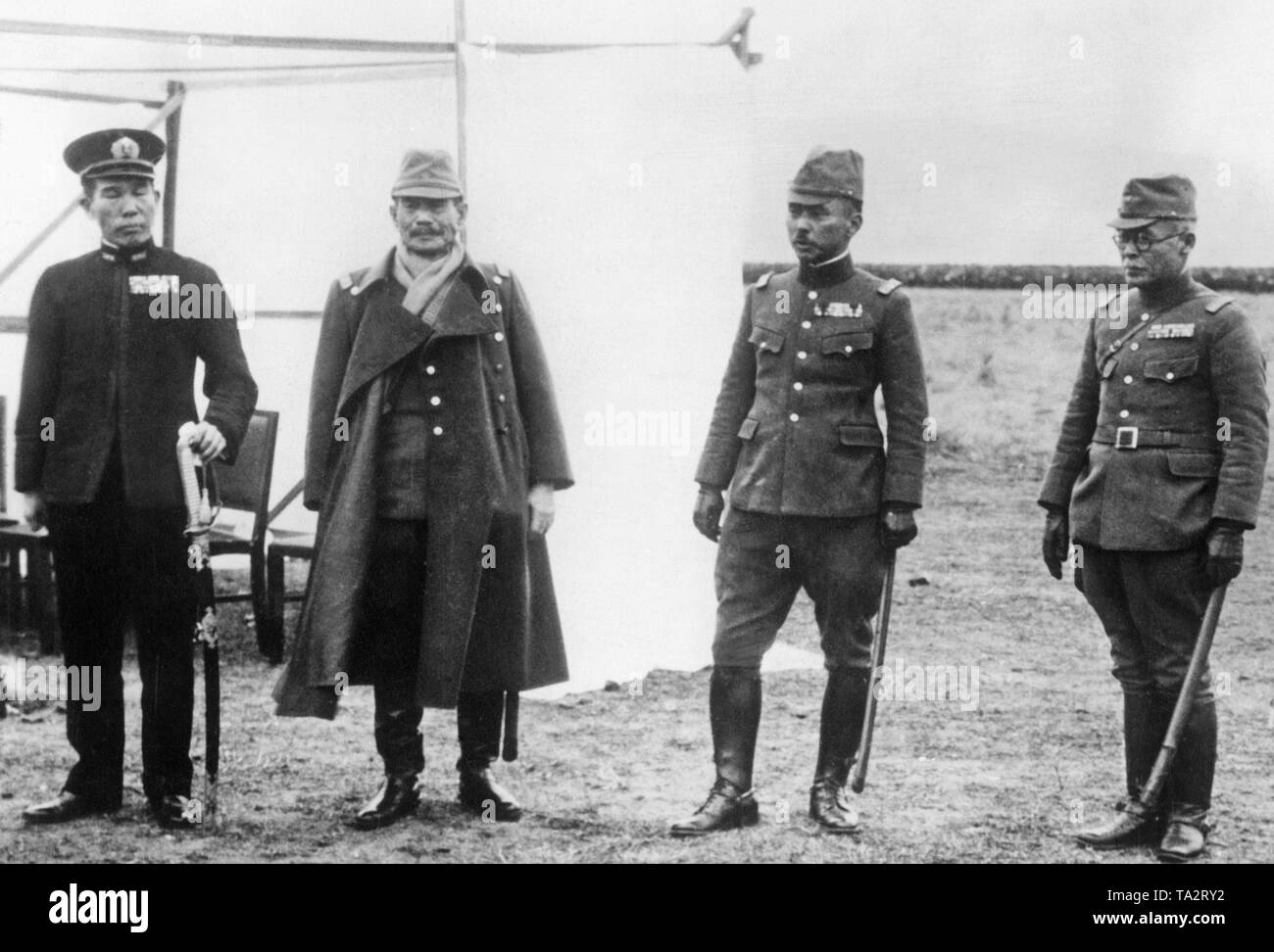 Il comando supremo delle truppe giapponesi di stanza in Cina durante la Seconda Guerra Japanese-Chinese on gennaio 13, 1938. Da sinistra: comandante della flotta giapponese dislocamento in Cina, Vice Ammiraglio Kijoshi Hasegawa, comandante della giapponese esercito Expeditionary generale Iwane Matsui, Tenente Generale Principe Yasuhiko Asaka e Lieutenant-General Heisuke Yanagva. Foto Stock