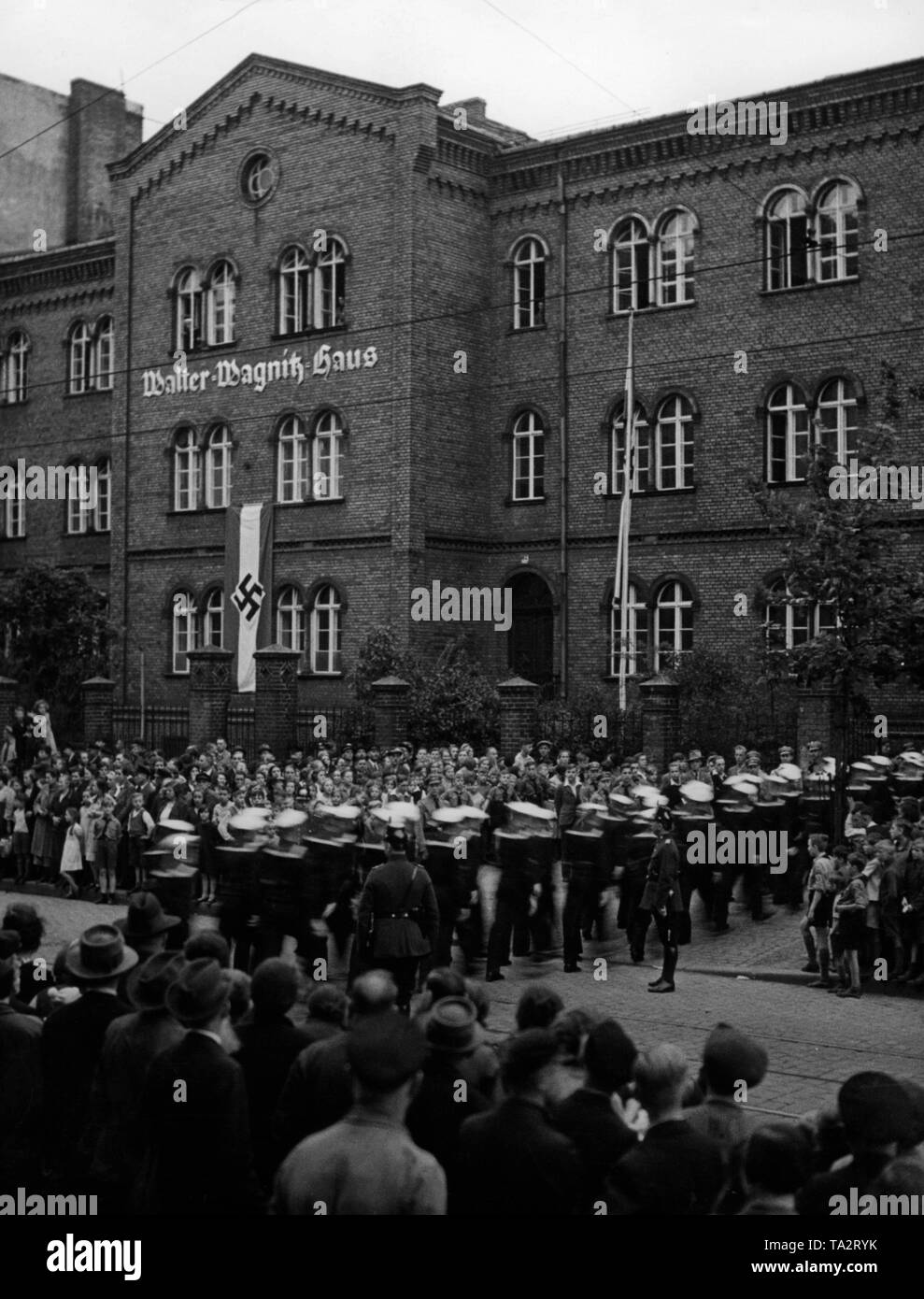 Foto della cerimonia di inaugurazione della Walter Wagnitz House (trade school), che prende il nome da un Hitlerjunge, che fu assassinato il 1 gennaio 1933, a 67 Ackerstrasse nel matrimonio (Berlino). Il Marine-HJ marche per la celebrazione. Foto Stock