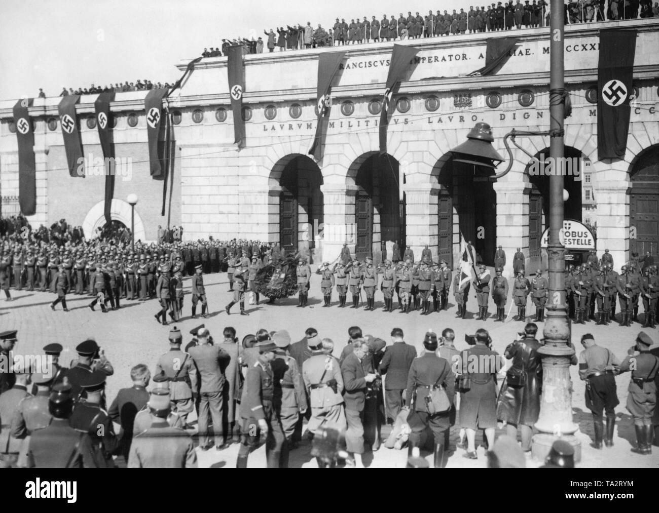 Adolf Hitler stabilisce una corona al eroi' monumento a Vienna in memoria dei caduti della Prima Guerra Mondiale. Sulla Heldenplatz di Vienna è proclamato l'annessione dell'Austria per il Reich tedesco. Foto Stock