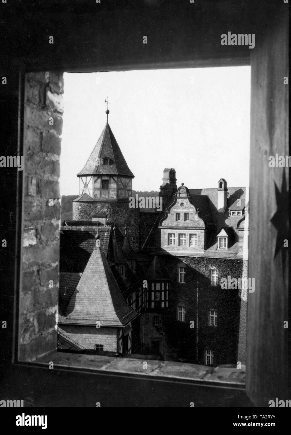Vista attraverso una finestra sulla torre di Rammelburg nel Wippertal, Mansfeld, Prussia. Foto Stock