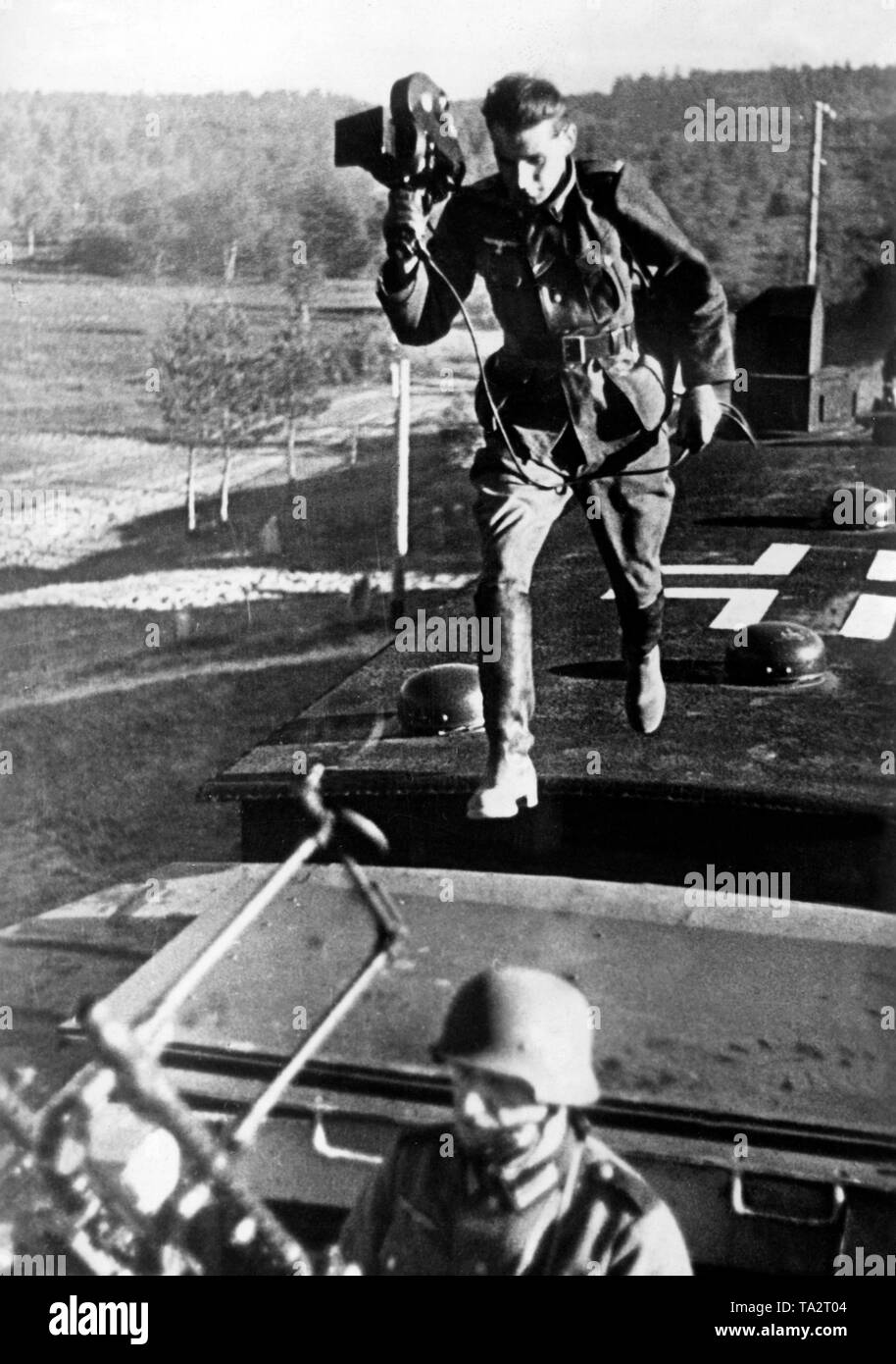 Film tedesco reporter sui tetti di un treno blindato sul fronte orientale. Foto: corrispondente di guerra Lessmann Foto Stock