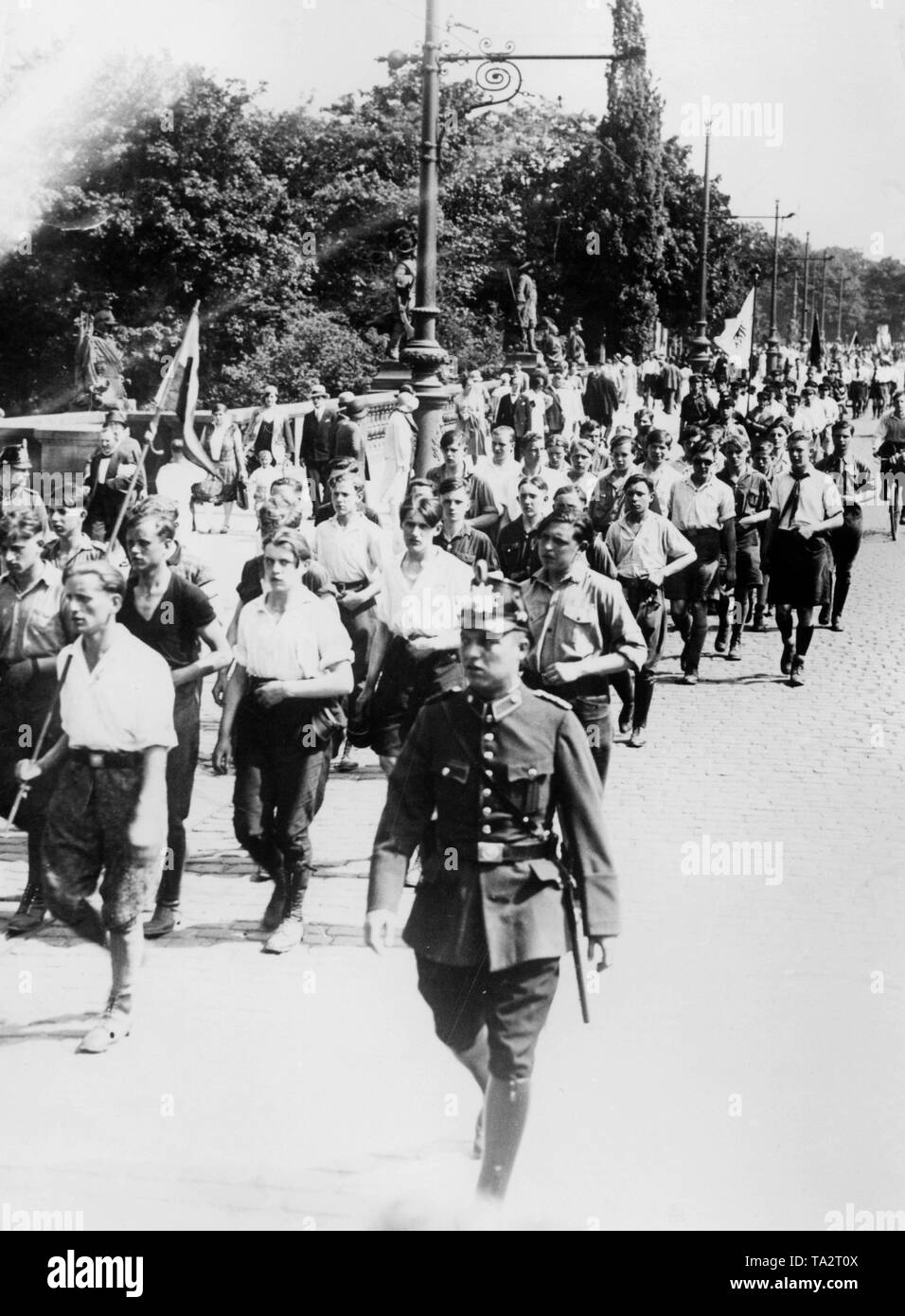 Un incontro annuale del 'Militant League per la cultura tedesca" a Potsdam. L'associazione dimostra contro gli stranieri ed influenze ebreo tedesco su vita culturale. Foto Stock