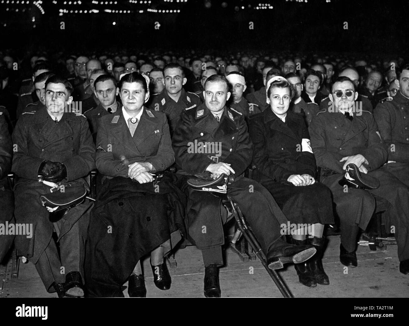 Principali Hermann Graf è dare un discorso di fronte a un evento di propaganda del socialismo nazionale in Sportpalast. Tra i partecipanti ci sono anche dei soldati feriti in guerra accompagnata dalla Croce Rossa di infermieri. Foto: Hoffmann Foto Stock