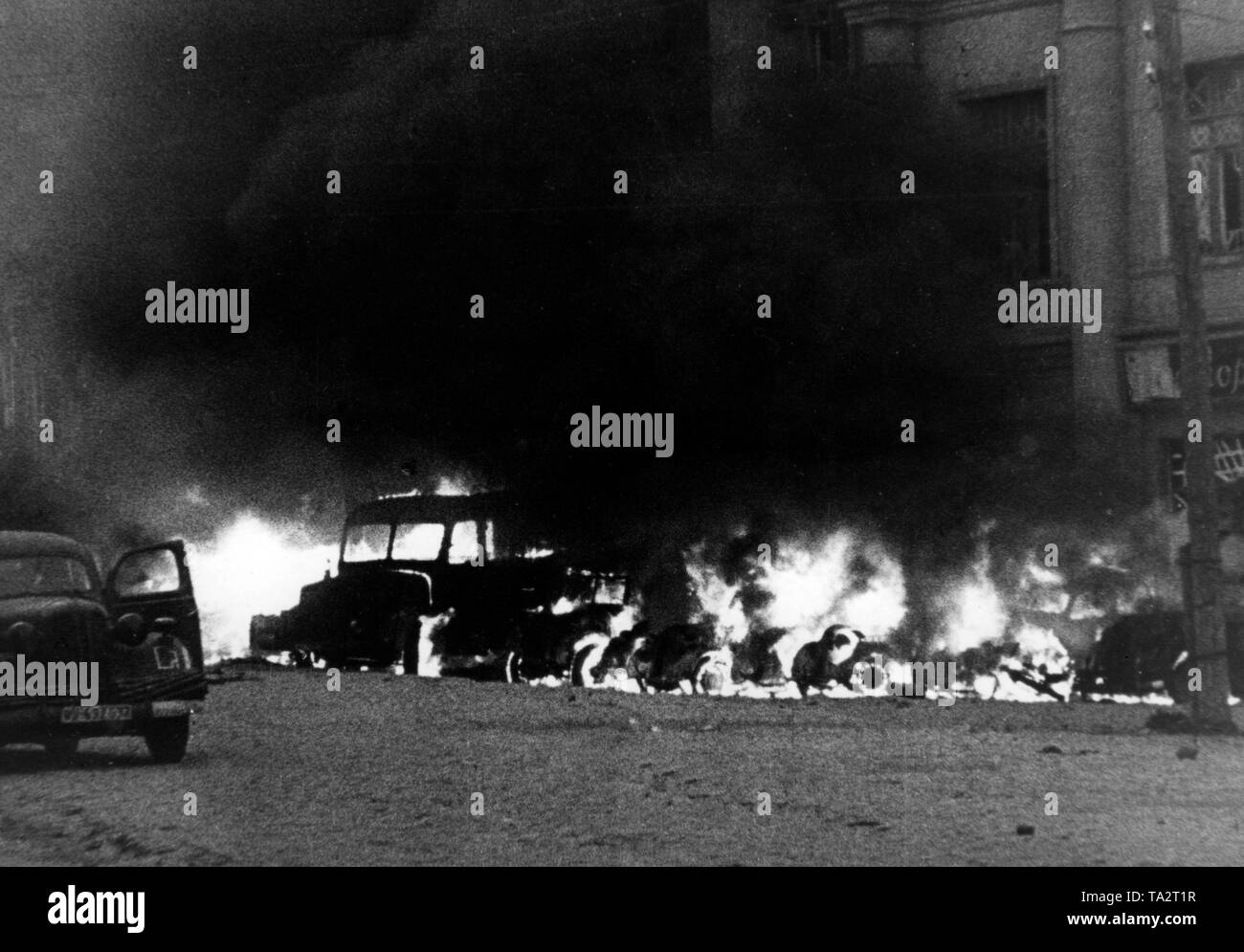 Un russo blocco stradale e veicoli parcheggiati accanto ad essa, che sono stati impostati sul fuoco durante i combattimenti intorno alla città. Foto Stock