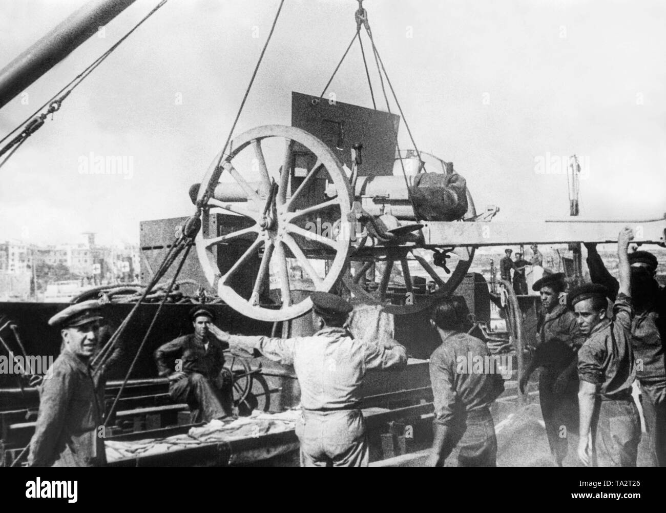 Dei portuali e combattenti repubblicano caricare un cannone di artiglieria nel porto di Porto Cristo a Maiorca il 22 agosto 1936. Foto Stock