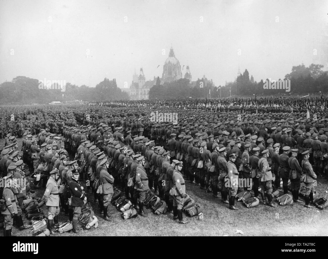 Vista parziale delle colonne distribuite del Stahlhelm a Reich leadership meeting al Masch in Hannover. In background e il nuovo municipio. Foto Stock