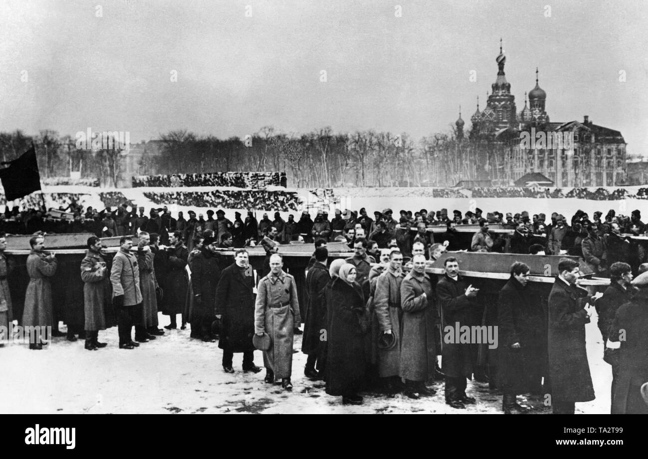 Vittime di sparatorie e battaglie di strada sono sepolti in una fossa comune dai lavoratori e dai soldati durante la Rivoluzione di febbraio a San Pietroburgo. Foto Stock