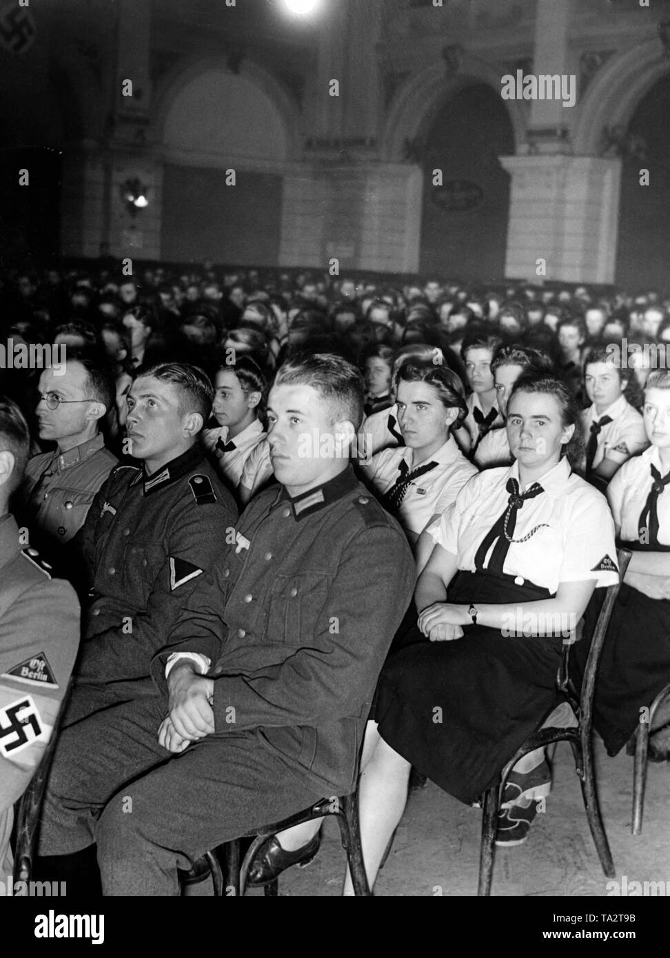 Il consigliere Arthur Goerlitzer tiene un discorso davanti ai giovani ad una propaganda nazista manifestazione di Berlino. Foto Stock