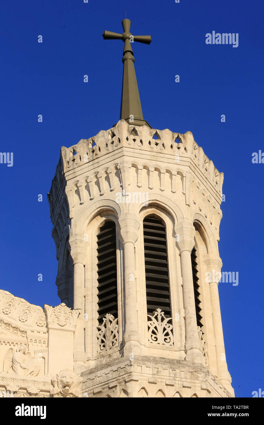 Basilica di Nostra Signora di Fourvière. La giustizia. Tour crénelée octogonale. Lione. Basilica di Nostra Signora di Fourvière. Lione. Foto Stock