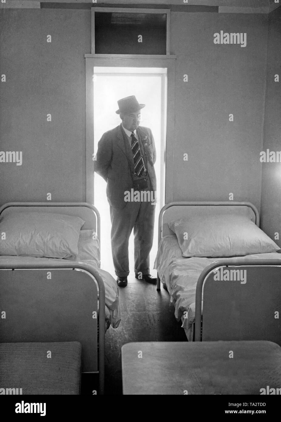 Vacanzieri di forza attraverso la gioia (Kraft durch Freude) erano circa per trascorrere le loro vacanze sull'isola di Ruegen in camere doppie come quello nella foto. Tuttavia questa guerra ha terminato il lavoro sul Anla. Foto Stock