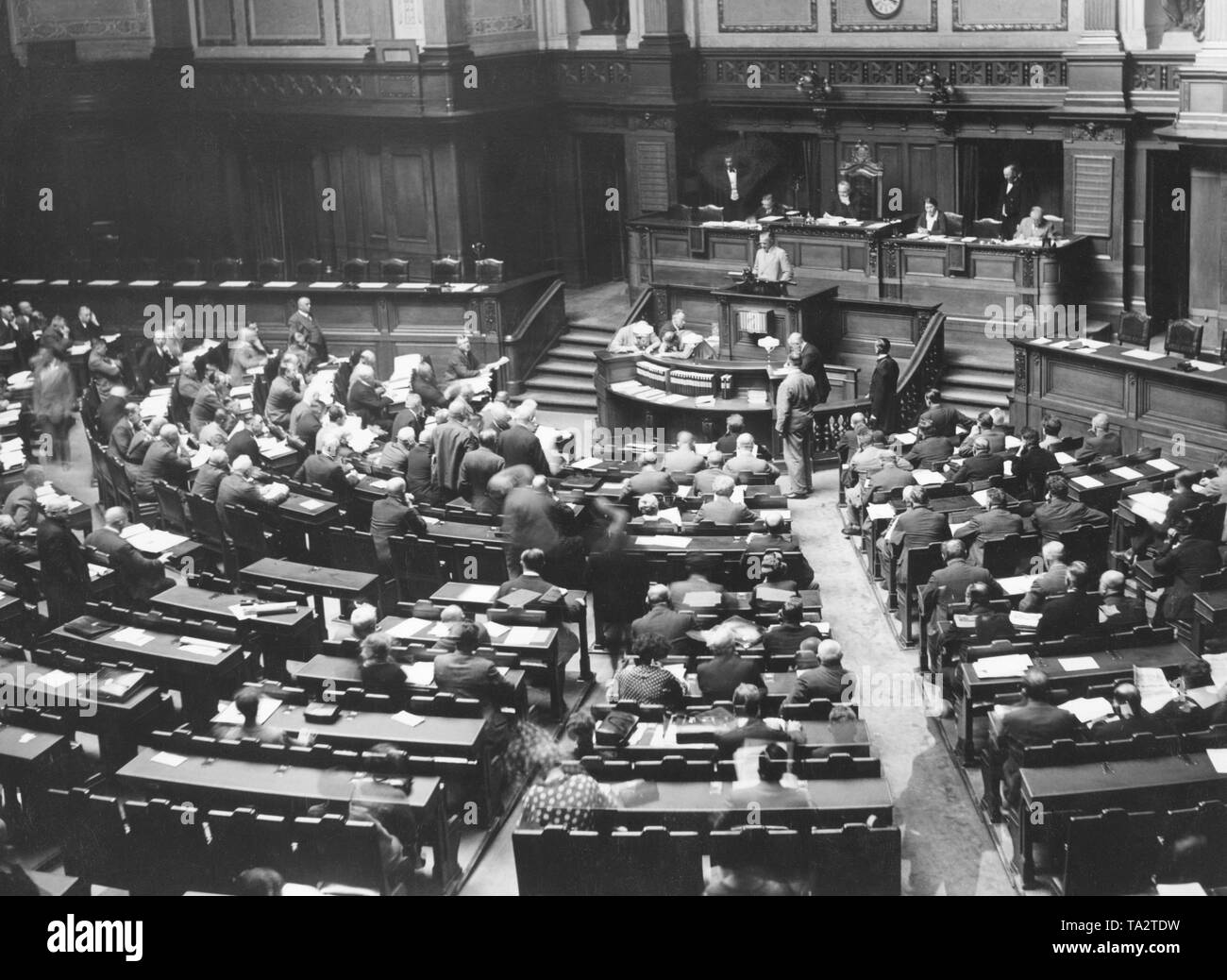 Il vice presidente del NSDAP Paolo Hinkler tiene un discorso durante una riunione del Landtag prussiano. Foto Stock