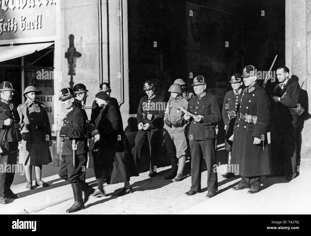 Sudeti tedesco poliziotti e soldati nella parte anteriore della stazione di polizia in Cheb. Nel Sudetenland crisi ci sono conflitti militari tra i tedeschi dei Sudeti e il Czechoslovaks. Foto Stock