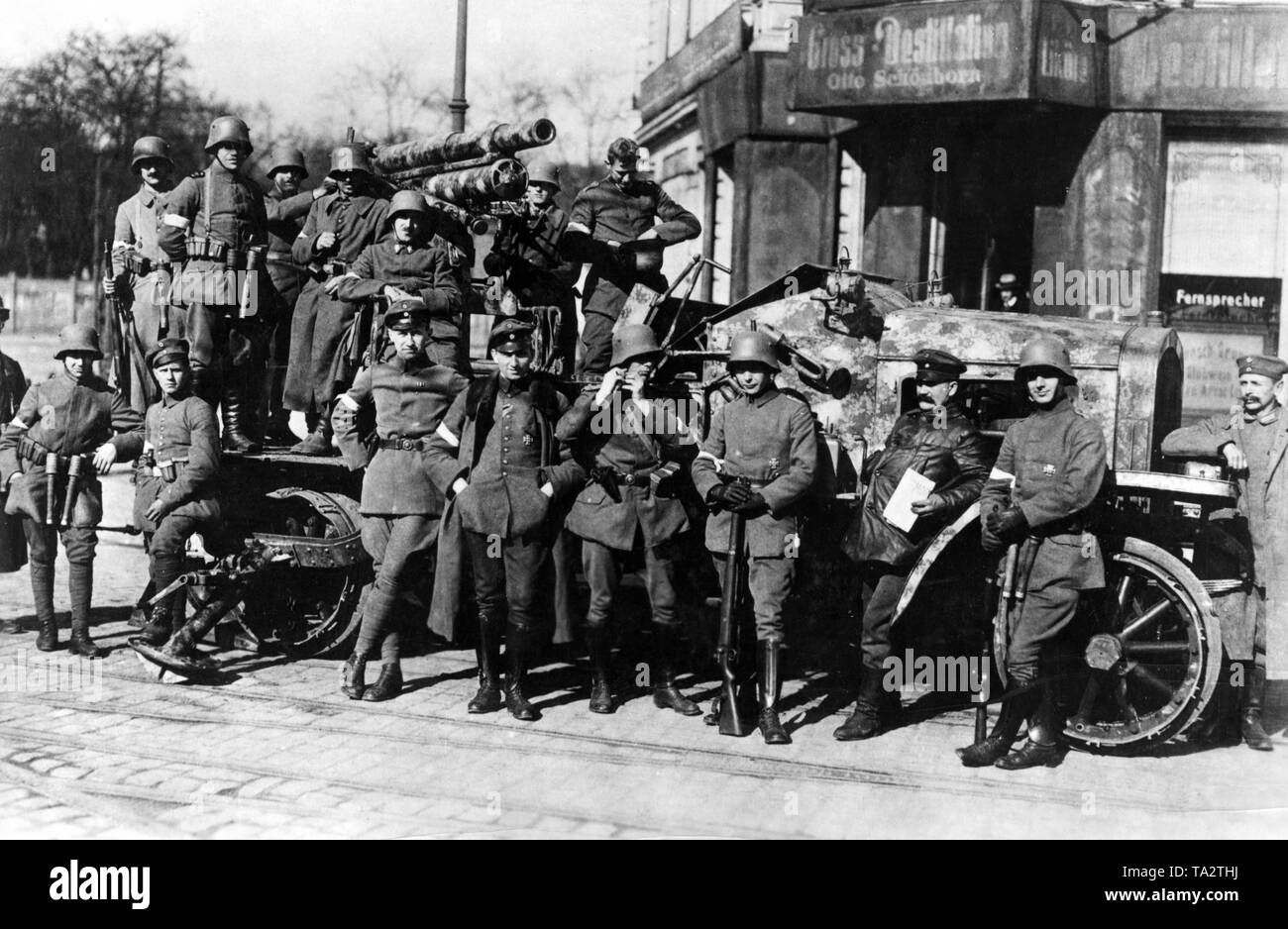 I membri dei Freikorps che posano per una foto durante la Berlin Maerzkaempfe (marzo combatte). Una pistola è montato sul carrello. Foto Stock