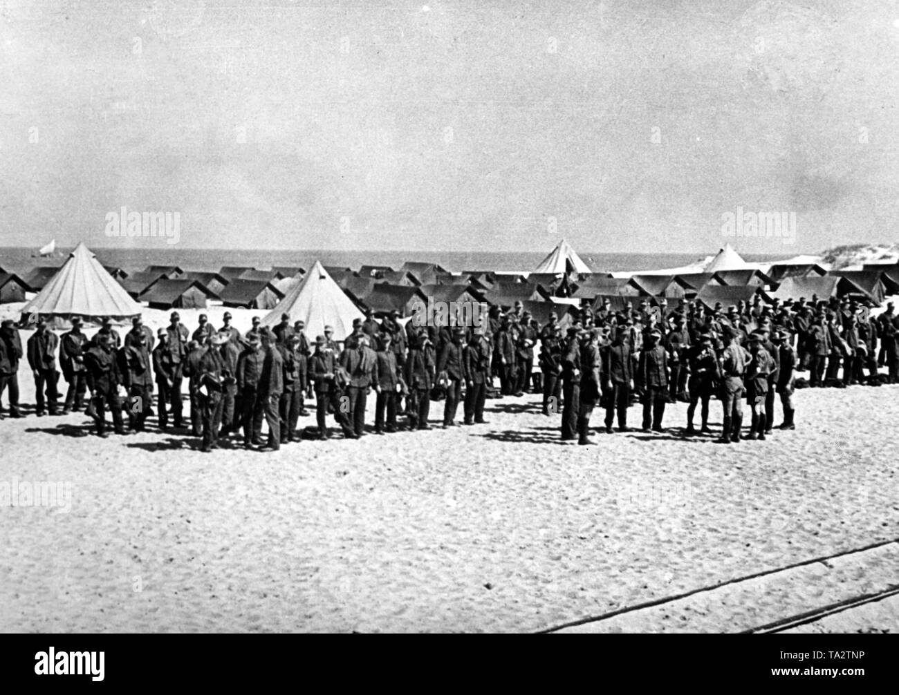 I soldati africani del corpo in un provvisorio prigione britannica camp su egiziano costa mediterranea. Foto Stock