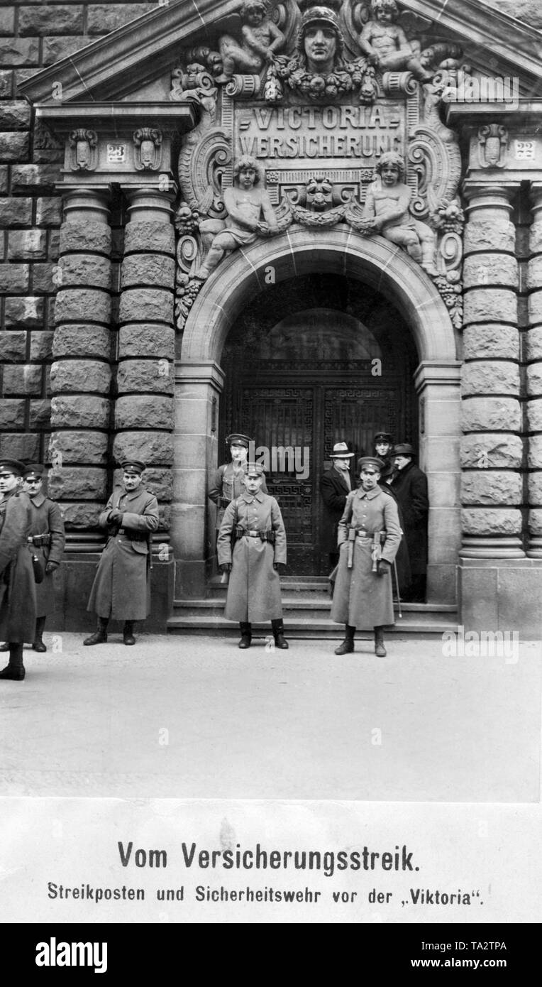 Durante l'insurrezione colpo tre picchetti (in background all'ingresso) nonché alcuni uomini della brigata di sicurezza mantenere la guardia di fronte all'ingresso (Foto non datata). Foto Stock